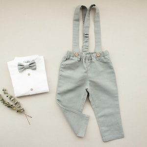 Tenue de baptême pour bébé garçon, costume porteur d&#39;alliances, costume de baptême, tenue de mariage, vêtements de baptême - pantalon en lin vert sauge avec bretelles - Prêt à expédier