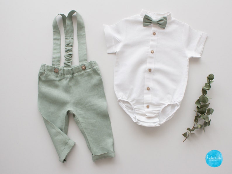 costume de baptême garçons vert eucalyptus, tenue baptême bébé, costume porteur d'anneau pantalon en lin avec bretelles Prêt-à-expédier pt+bodysuit+bow tie