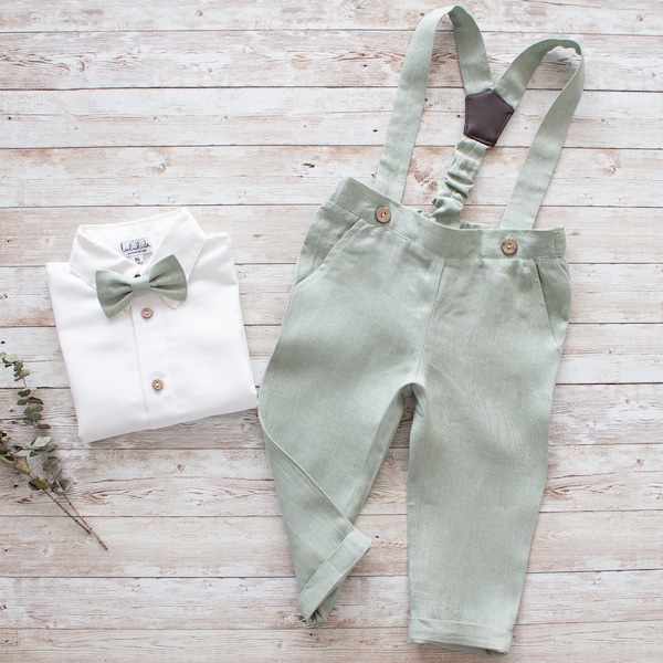 Tenue de baptême garçon, vêtements de baptême, tenue enfant fleurie - Tenue en lin garçon 2 pièces : pantalon en lin vert fumé avec bretelles + noeud papillon