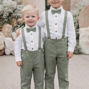 Baby Jungen Taufanzug, Ringträgeroutfit, Hochzeitsanzug, Taufoutfit - 2tlg Leinen Outfit: smoke grüne Leinenhose mit Hosenträger + Fliege