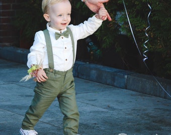 Taufanzug Baby Junge, Leinen Taufkleidung, Taufoutfit, Taufhose, Ringträgeranzug - smoke grüne Leinenhose mit Hosenträger