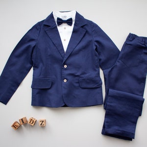 PROMOÇÃO - Tamanho 140 - Terno de pajem para meninos, traje de casamento, traje de comunhão, terno para meninos - Conjunto de linho de 4 peças azul: calça + camisa + paletó + gravata borboleta