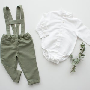 Tenue de baptême garçon, pantalon en lin vert sauge avec bretelles image 3