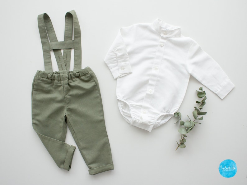 Tenue de baptême garçon, pantalon en lin vert sauge avec bretelles image 3