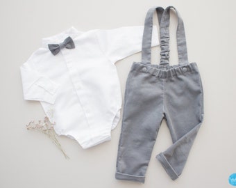 Tenue de baptême bébé garçon, pantalon à bavette, tenue de mariage - Ensemble 2 pièces : pantalon en velours côtelé gris à bretelles + chemise en lin body blanc