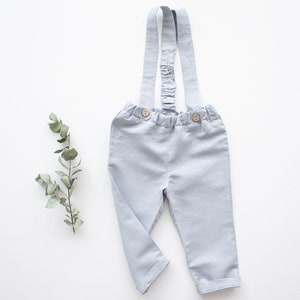 Traje de bautismo para niños, traje de bautismo para bebés, traje de portador de anillos, pantalones de babero pantalones de lino gris hielo con tirantes Listo para enviar imagen 7