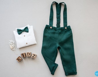 Taufoutfit Baby Junge, festliche Kleidung - 2tlg Jungen Outfit: emerald grüne Leinenhose mit Hosenträger + Fliege