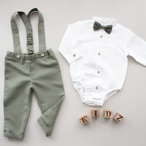 Costume de baptême bébé garçon, vêtements de baptême en lin, tenue de baptême, pantalon de baptême, costume porteur d'anneau pantalon en lin vert fumée avec bretelles pt+bodysuit+bow tie