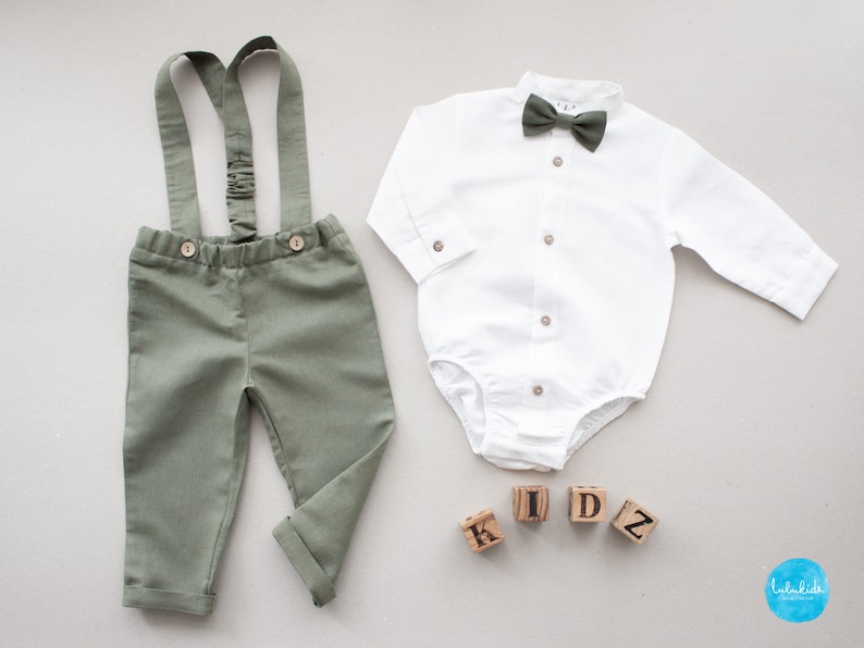 Costume de baptême bébé garçon, vêtements de baptême en lin, tenue de baptême, pantalon de baptême, costume porteur d'anneau pantalon en lin vert fumée avec bretelles pt+bodysuit+bow tie