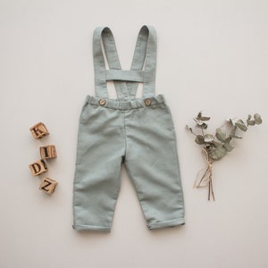 Traje de bautismo de niño, ropa de bautizo, traje de boda, traje de portador de anillo, traje de paje, peto - pantalones de lino verde salvia con tirantes