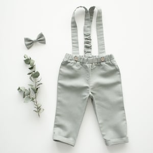 Taufanzug Baby Junge, Leinen Taufkleidung, Taufoutfit, Taufhose, Ringträgeranzug smoke grüne Leinenhose mit Hosenträger pants + bow tie