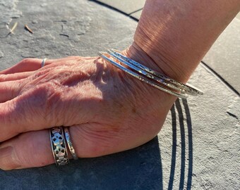 Sterlingzilveren gehamerde armband, ambachtelijk gemaakte stapelarmband