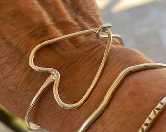 Sterlingzilveren hartvormige armband, open sluiting, glanzende afwerking