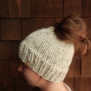 Gorro de bollo desordenado, desordenado bollo sombrero, sombrero del Knit de cola de caballo en harina de avena