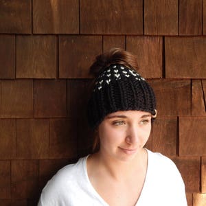 Diadema de cola de caballo, desordenado bollo sombrero, sombrero del Knit de cola de caballo en negro/crema Fair Isle