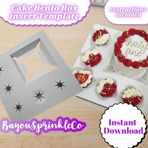 Puede incluir: Una plantilla de inserción para caja de bento de pastel blanco con un recorte en forma de estrella en el centro y cinco recortes más pequeños en forma de estrella alrededor de los bordes. La plantilla se muestra junto a una caja de pastel blanco con un pastel rojo y cupcakes decorados con chispas doradas. El texto "Instructions Included" está en la esquina superior derecha de la imagen. El texto "Thirty fine" está en el pastel. El texto "35" está en uno de los cupcakes. El texto "Bayou sprinkle Co" está en la esquina inferior izquierda de la imagen. El texto "Instant Download" está en la esquina inferior derecha de la imagen.