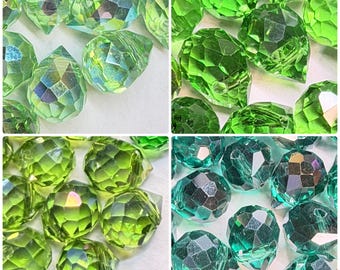 50 peças de contas de cristal checo em formato de gota | Contas de vidro facetadas de 8 x 10 mm | Verde claro, verde grama, verde oliva e verde pavão | Plantas de contas, apanhador de sol
