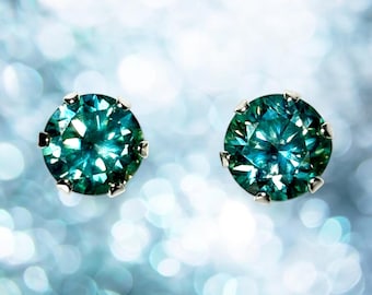 Pendientes de moissanita azul intenso facetada de 6 mm con diamantes y pasadores de plata de ley.