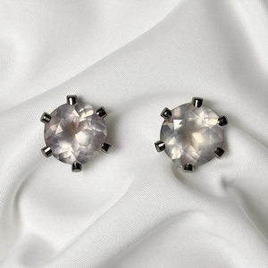 Pendientes de 6 mm con gema de cuarzo rosa claro facetada engastada en plata de ley.