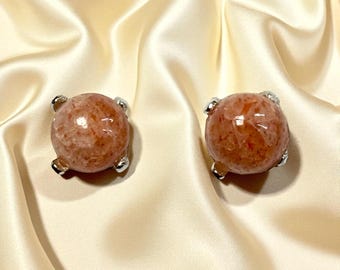 Pendientes pequeños de piedra solar de 4 mm con pasadores de plata de ley.
