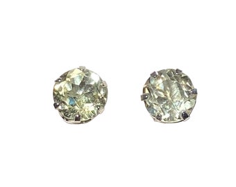 Raros aretes de piedras preciosas de silimanita verde facetada de 6 mm con postes de plata de ley