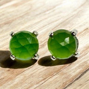 Pendientes de serpentina verde facetada de 6 mm con pasadores de plata de ley