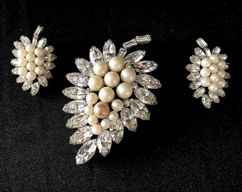 Zestaw biżuterii Vintage Hattie Carnegie Pearl i Rhinestone z broszką i kolczykami - w kształcie liścia