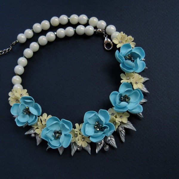 Collier floral de décoration en cristal avec des fleurs bleues Cadeau à la femme romantique de la mère décoration bleue jaune médaille d’honneur argentée