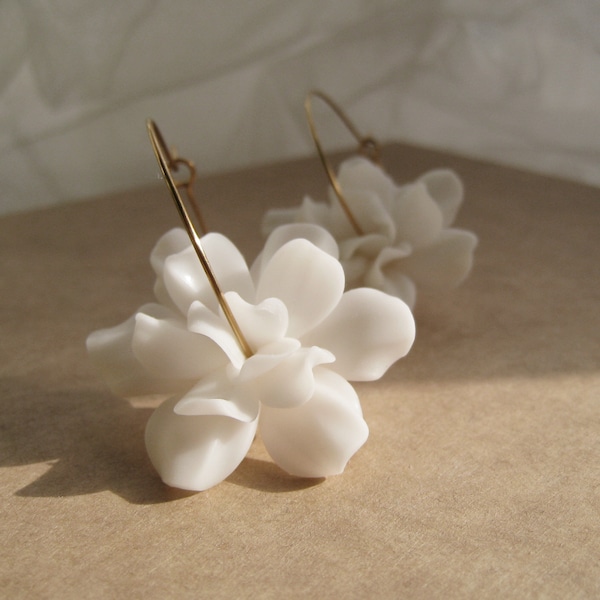 Boucles d'oreilles créoles en or avec fleurs de gardénia blanches, fleurs tropicales hawaïennes, cadeau de mariage tropical pour les demoiselles d'honneur de la fête des mères