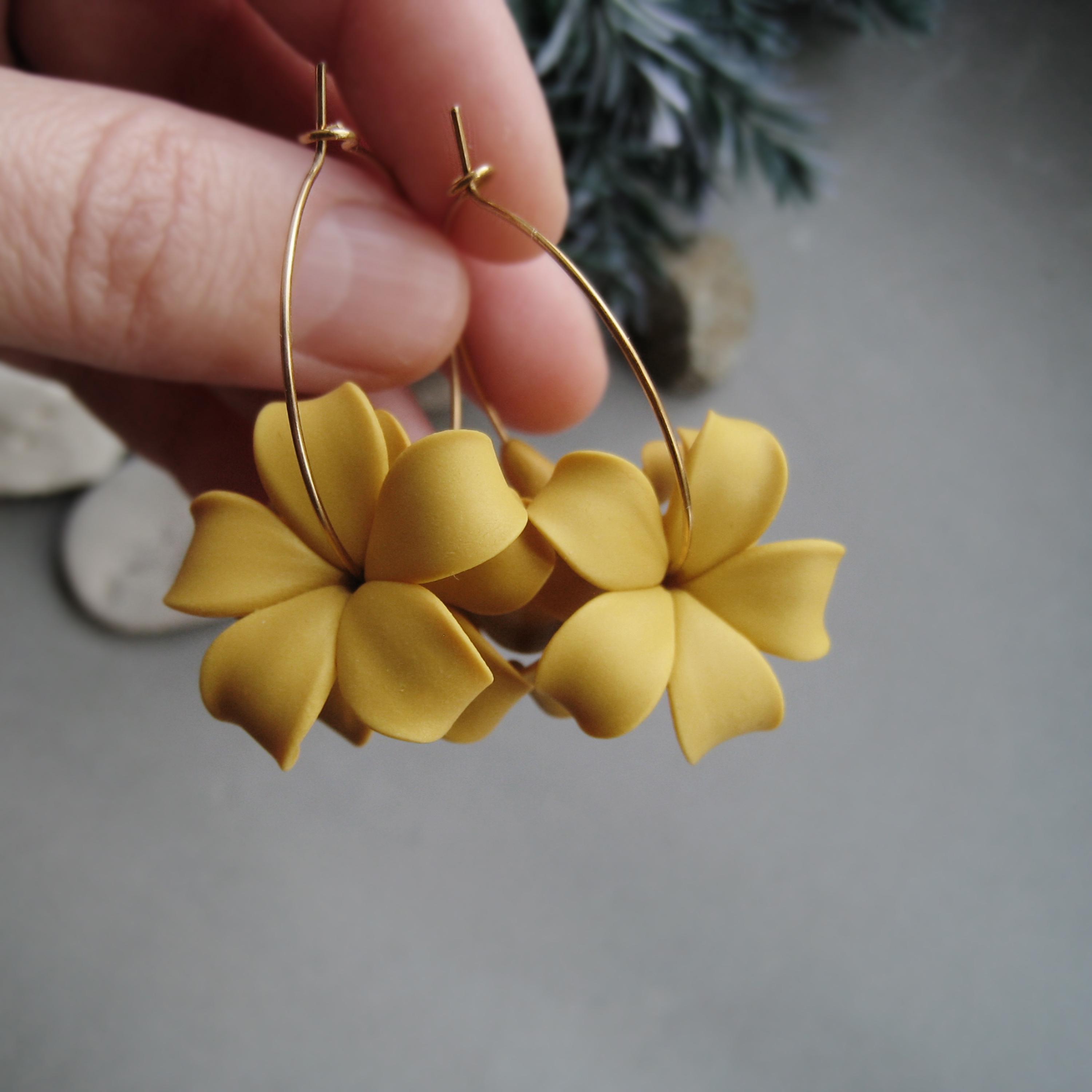 【Rahaina】プアケニケニフープピアス✳︎ハワイアンフラワー✳︎ハワイ✳︎ Puakenikeni earrings - Etsy 日本