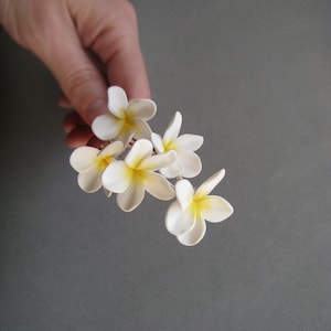 White plumeria pins Tropical flowers Formal bridal hair accessories Floral wedding hairpiece Bridesmaid Bridal Boho tropical wedding Gift