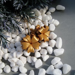 Puakenikeni Ohrringe Goldene Creolen Brautschmuck florale Ton Brautjungfern Tropische Hawaii-Blumen Hochzeit Geburtstag Muttertagsgeschenk