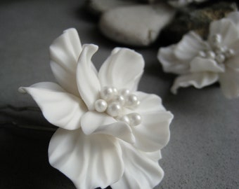 White flower hair pins Formal bridal hair accessories Floral wedding hairpiece Bridesmaid Bridal Boho tropical headpiece Big flower pin