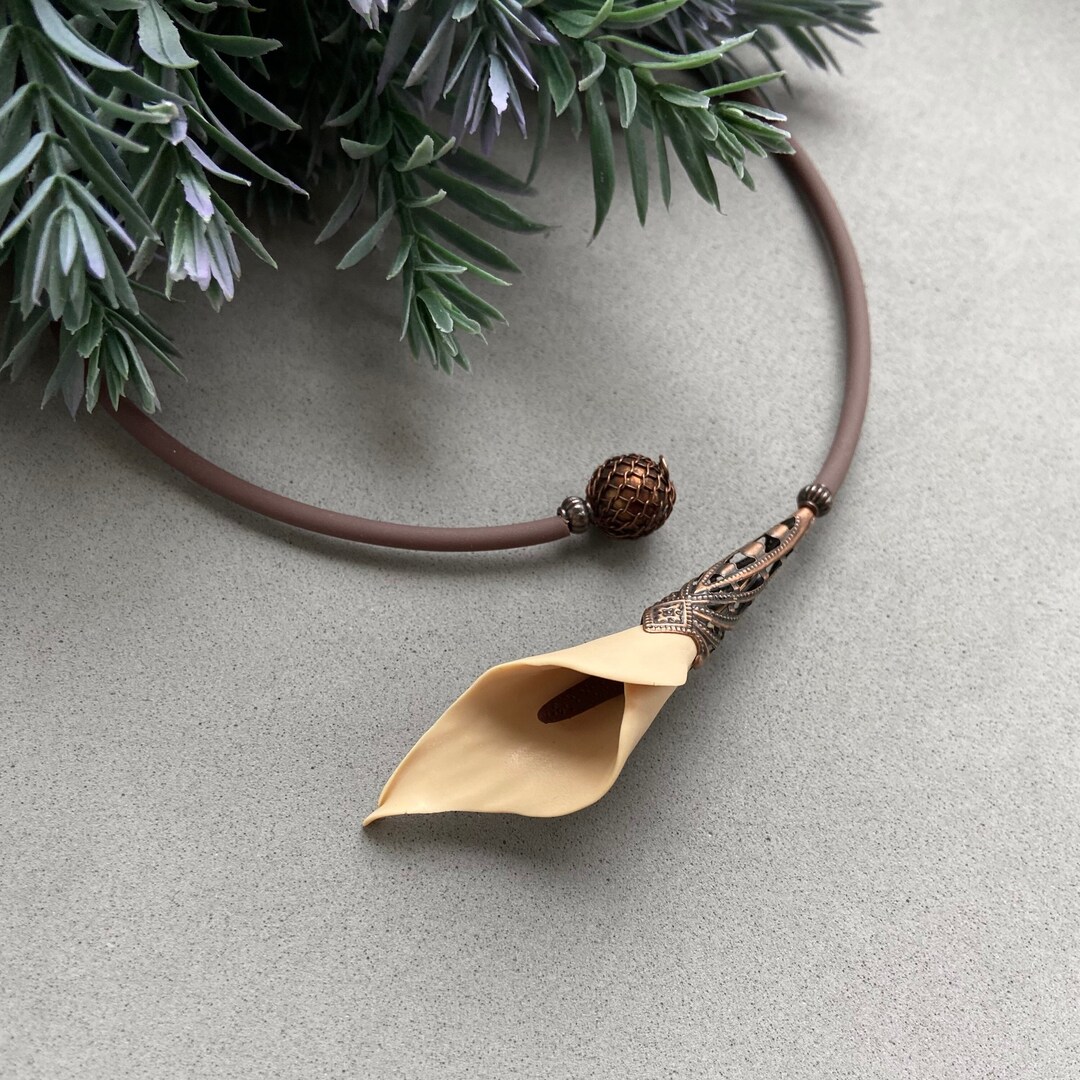 Calla Choker