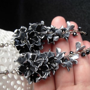 Lange bosoorbellen met bloemen Antieke stijl Ouderwetse blik Zilveren zwarte bloemenoorbellen Gift Mom&#39;s Wedding in de stijl van een rustieke
