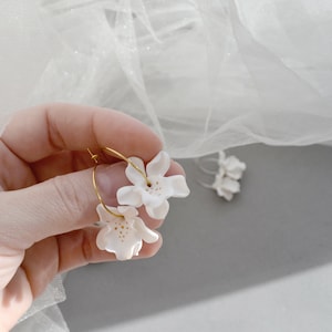 Brincos de flores de orquídeas de baunilha branca, joias florais para noivas, joias de argila havaianas, madrinhas de casamento tropicais, presente de aniversário e dia das mães