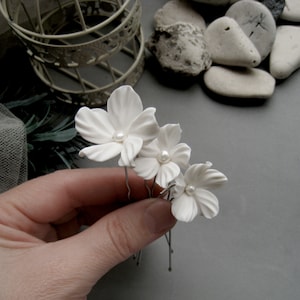 Elegant set Floral hair pins White flower Bridal hair accessories Pearls hair accessories Bridesmaid Bride Romantic headpiece Wedding Gift
