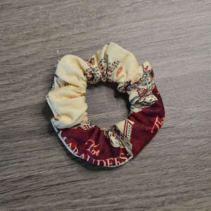 Zauberer Karte Haar scrunchie | Zauberhafte Haarfliege | Schwarzes Samt Haar Accessoire | Fandom Geschenk | ModeAccessoire | Braut Geschenk