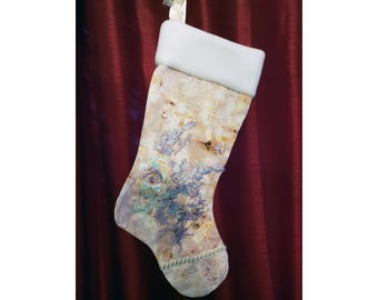 チャームで飾られた花の刺繍のクリスマスストッキング - カスタマイズ可能