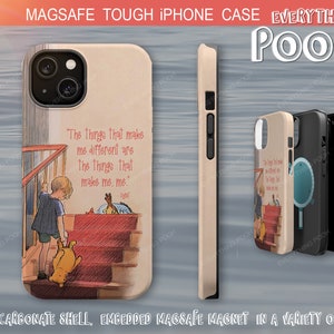 Op de afbeelding: Een beige iPhone-hoes met een Winnie de Poeh-illustratie en de quote "De dingen die me anders maken zijn de dingen die me, me maken." De hoes is compatibel met MagSafe en heeft een polycarbonaat-schaal.