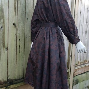 Vintage regnjacka från 1960-talet - Royal Blizzand - Paris Brand - Mörkröd rosblommig - Tissu Tergal Boussac - Storlek M - Knytband i midjan - haute couture bild 6