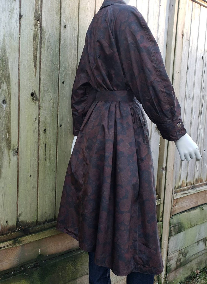 Vintage regnjacka från 1960-talet - Royal Blizzand - Paris Brand - Mörkröd rosblommig - Tissu Tergal Boussac - Storlek M - Knytband i midjan - haute couture bild 6
