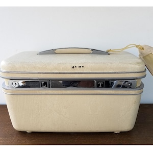 Vintage 1960s SAMSONITE SHERBROOKE Train Case Suitcase - w Keys & Tray - Off White Cosmetic Hard case - Travel Carry-on Luggage