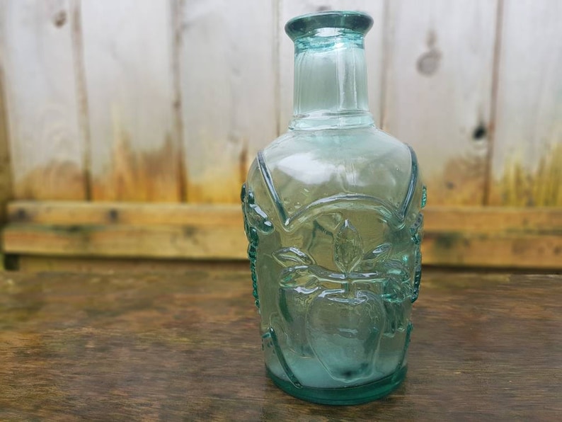 Bouteille en verre vert épais vintage des années 40, décor nostalgique de mélange de fruits en relief, Canada 4 x 8,5 po. sans bouchon, cerises, poire, raisins et pomme n° 3 image 4