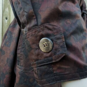 Vintage regnjacka från 1960-talet - Royal Blizzand - Paris Brand - Mörkröd rosblommig - Tissu Tergal Boussac - Storlek M - Knytband i midjan - haute couture bild 9