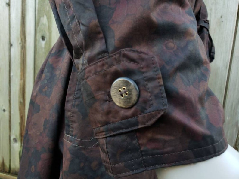 Vintage regnjacka från 1960-talet - Royal Blizzand - Paris Brand - Mörkröd rosblommig - Tissu Tergal Boussac - Storlek M - Knytband i midjan - haute couture bild 9