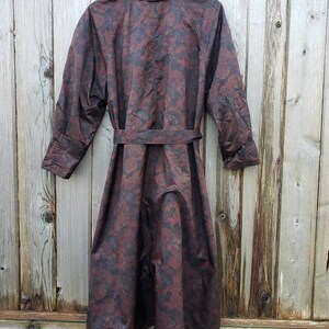 Vintage regnjacka från 1960-talet - Royal Blizzand - Paris Brand - Mörkröd rosblommig - Tissu Tergal Boussac - Storlek M - Knytband i midjan - haute couture bild 7