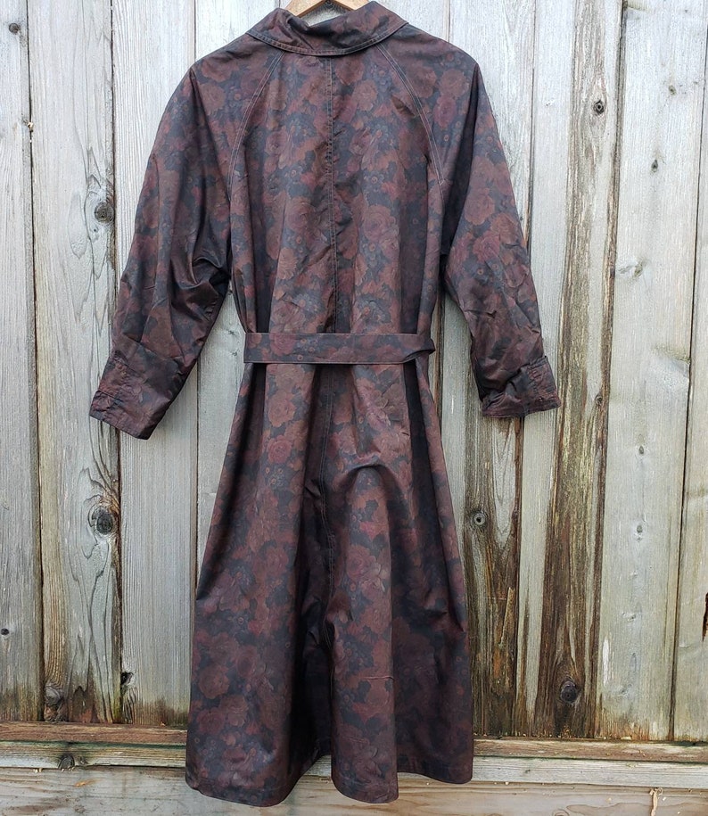 Vintage regnjacka från 1960-talet - Royal Blizzand - Paris Brand - Mörkröd rosblommig - Tissu Tergal Boussac - Storlek M - Knytband i midjan - haute couture bild 7