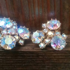 Vintage jaren 1950 KAHL clip-on oorbellen strass Aurora Borealis-SIGNED Estate kostuumsieraden ijzige winter feestelijke vakantie kerst goudkleur