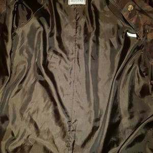 Vintage regnjacka från 1960-talet - Royal Blizzand - Paris Brand - Mörkröd rosblommig - Tissu Tergal Boussac - Storlek M - Knytband i midjan - haute couture bild 5